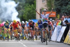 Ο Daryl Impey σπριντάρει στο 1ο εταπ στο Criterium du Dauphiné, καθώς ο Michal Kwiatkowski διατηρεί το προβάδισμα